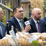 A. Skiepko, S. Krajewski, Ł. Prokorym, I. Kiendyś przy stole 